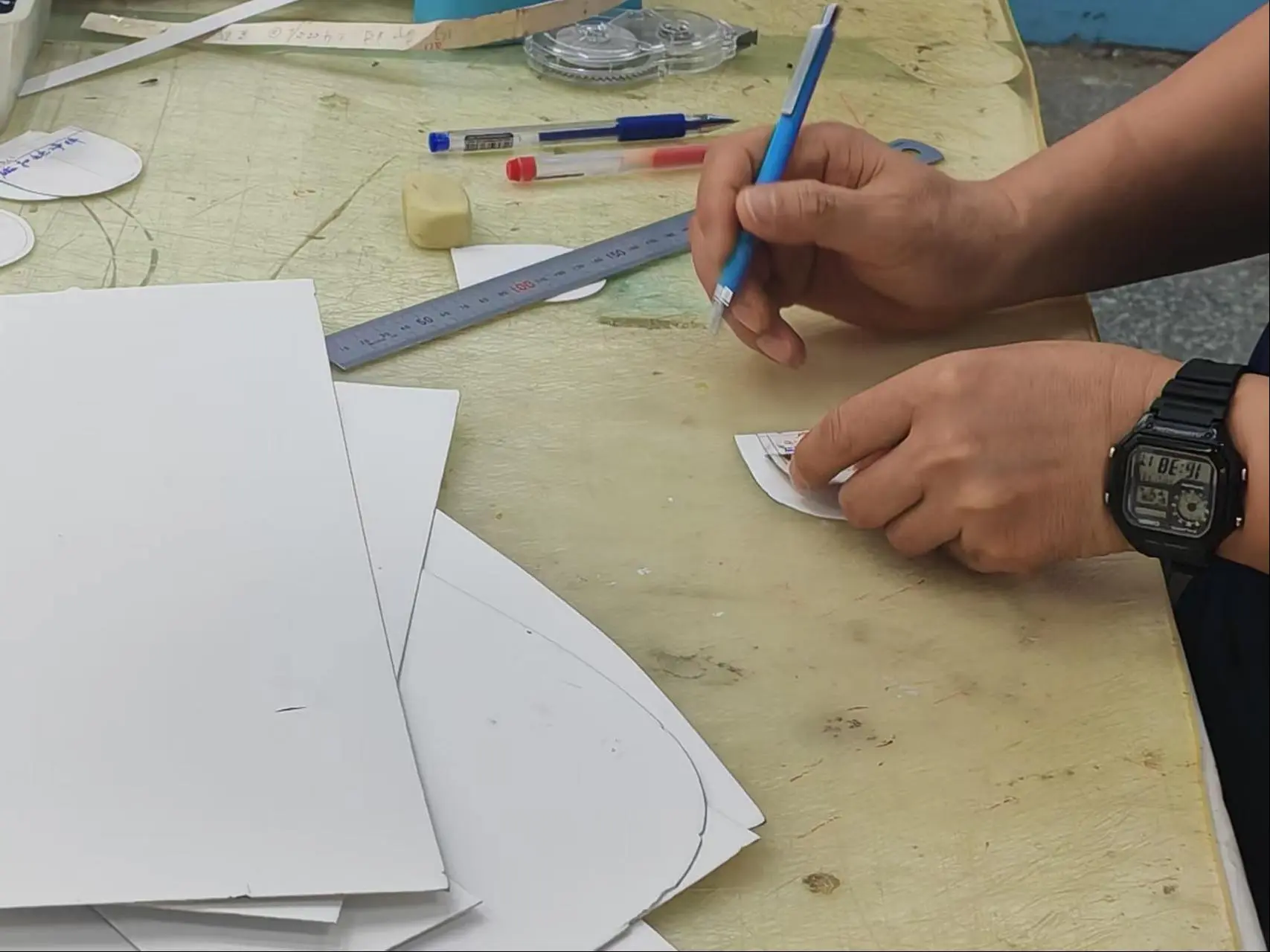 Зад Goderebag Production: Од изработка на шаблони до сечење кожа